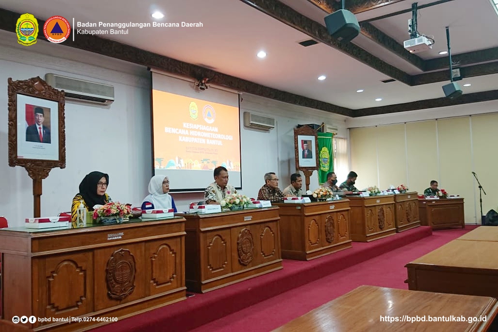 BPBDBantul's tweet photo. Bupati Bantul Abdul Halim Muslih, pimpin rapat komprehensif kesiapsiagaan terhadap potensi ancaman bencana hidrometeorologi di Kab. Bantul Tahun 2022/2023, Jumat (14/10). Bupati menginstruksikan "para lurah bersama forum pengurangan risiko bencana (FPRB) tingkat kalurahan agar .. https://t.co/cBL8OuW9fX