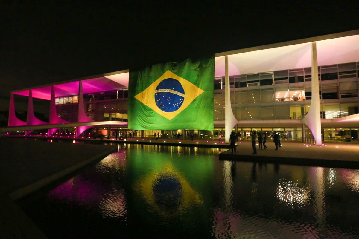 Bolsonaro colocou a Bandeira do Brasil no Palácio do Planalto, faça o mesmo, coloque nossa bandeira em sua casa, carro e comércio.