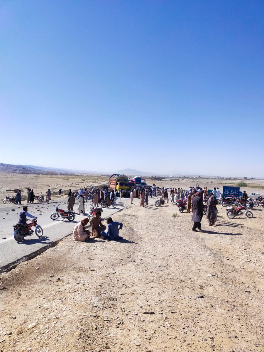 Info_Balochistn's tweet photo. Clash bw two sub tribes of #Badini in #Gaznali #Nushki #Balochistan, as per latest updates tribesmen have blocked main #Quetta_Taftan highway &amp; also holding protest rally, what is actually happening in the town dear, @nizamrahim3 https://t.co/qPQbiB3GzK