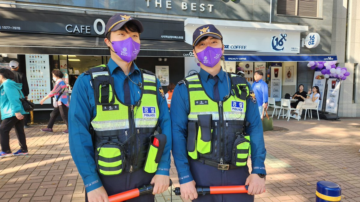 kvibe_yonhap's tweet photo. This is K-COP who protects #BTSARMY s in BUSAN to enjoy tonight’s concert #YetToComeinBUSAN . So proud of you and thank you for helping us to be safe! #KCOP
#YetToCome #BTS
#WORLDEXPO2030 #BUSAN https://t.co/HXOmUznsjE