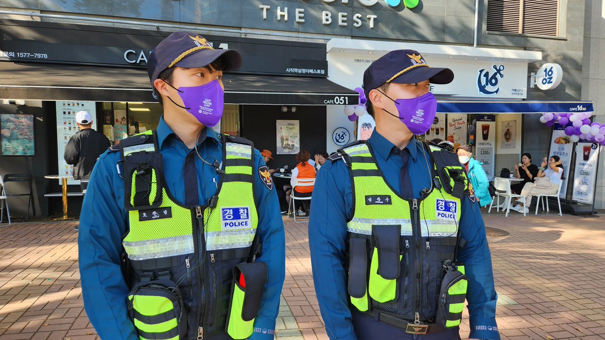 kvibe_yonhap's tweet photo. This is K-COP who protects #BTSARMY s in BUSAN to enjoy tonight’s concert #YetToComeinBUSAN . So proud of you and thank you for helping us to be safe! #KCOP
#YetToCome #BTS
#WORLDEXPO2030 #BUSAN https://t.co/HXOmUznsjE
