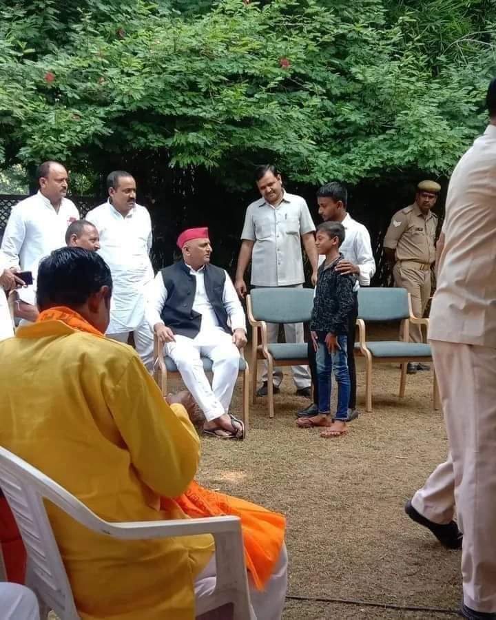 Aadhyayadavv's tweet photo. आदरणीय नेता जी का नन्हा समर्थक पहुंचा सैफई, 
आदरणीय पिता जी से कर रहा है मुलाक़ात। https://t.co/Nw2gEzU7Ry