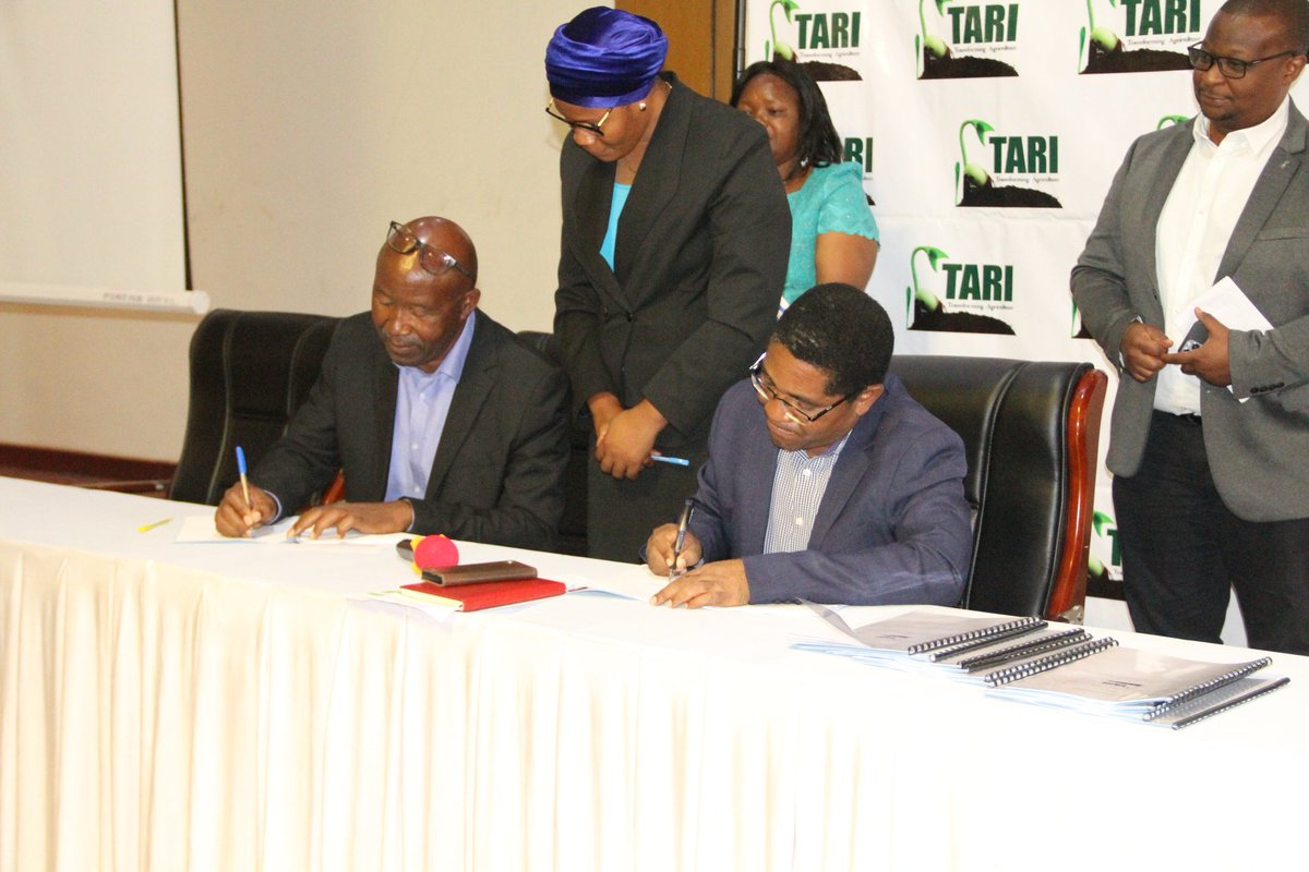 BrightMedia15's tweet photo. Taasisi ya Utafiti wa Kilimo Tanzania (TARI)  yasaini mikataba na Makampuni Binafsi Sita nchini ili kuhakikisha mbegu bora za mazao hususan Muhogo zinawafikia wakulima: https://t.co/3QfD1uARln