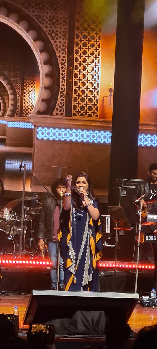 Surma_SG's tweet photo. Very interesting dress! Queen @shreyaghoshal in black♥
#LiveInPerth
#20YrsOfSG https://t.co/QKuApyI5cf