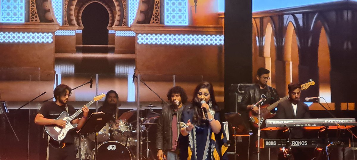 Surma_SG's tweet photo. Very interesting dress! Queen @shreyaghoshal in black♥
#LiveInPerth
#20YrsOfSG https://t.co/QKuApyI5cf