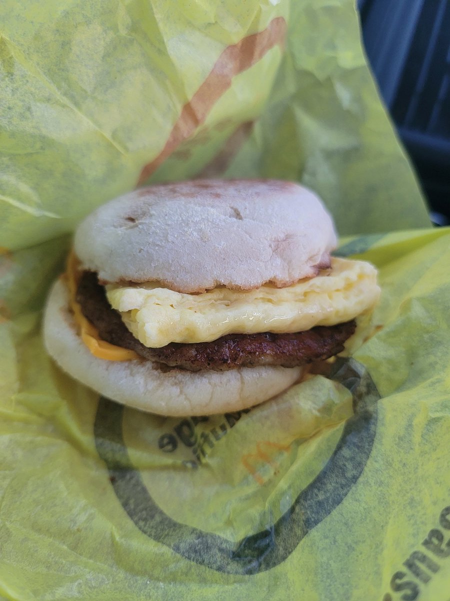 lcaryle's tweet photo. @McDonalds Sure, I'll fill out a form that will likely accomplish little. But, please know I did give it another shot — at another McD's — bc I really was looking forward to that McMuffin. Maybe you can tell me what in the processed, folded egg nightmare this is? 🤦‍♀️ I think I'm done trying. https://t.co/O0YBXUYuUP