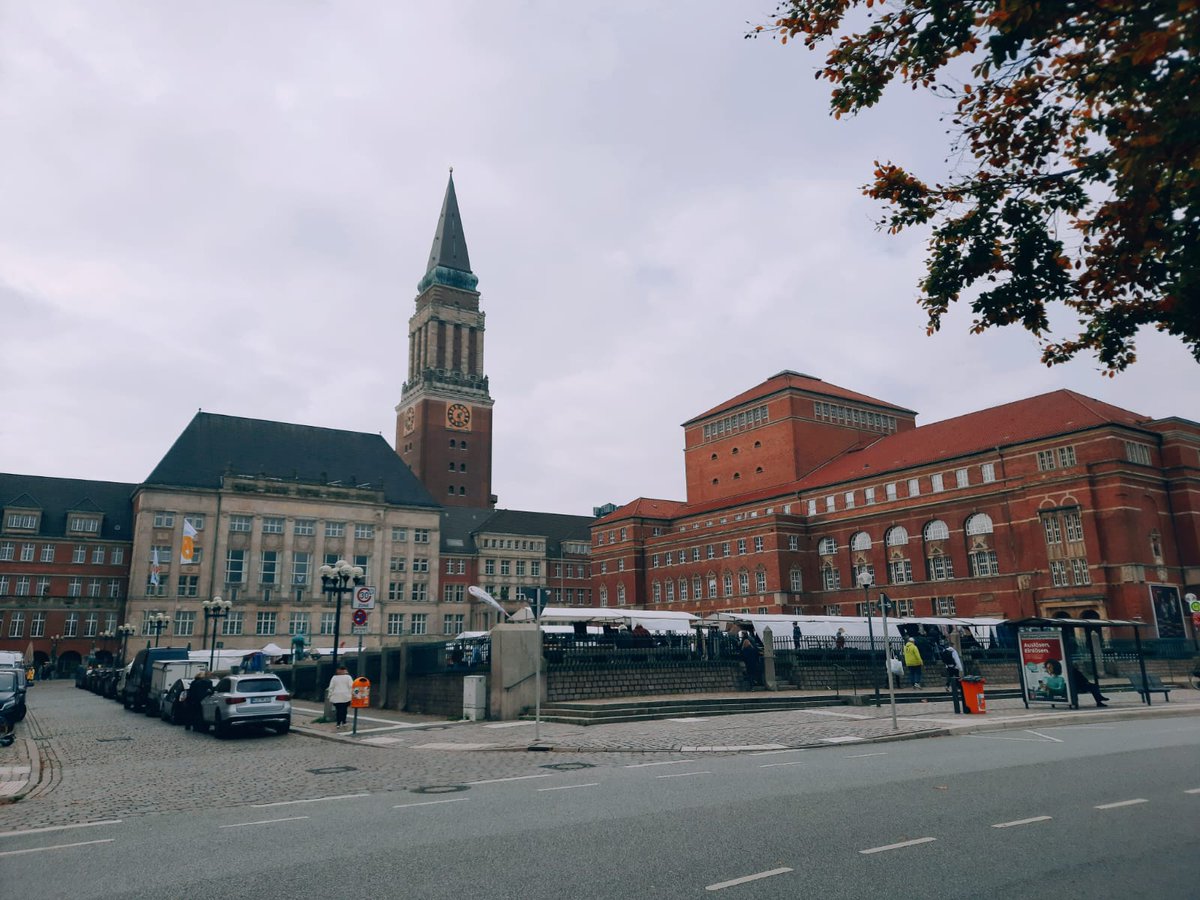 Kuesten_Deern's tweet photo. Ein paar Eindrücke vom #Stoffmarkt auf dem #Kiel:er Rathausplatz. https://t.co/80456paK1p