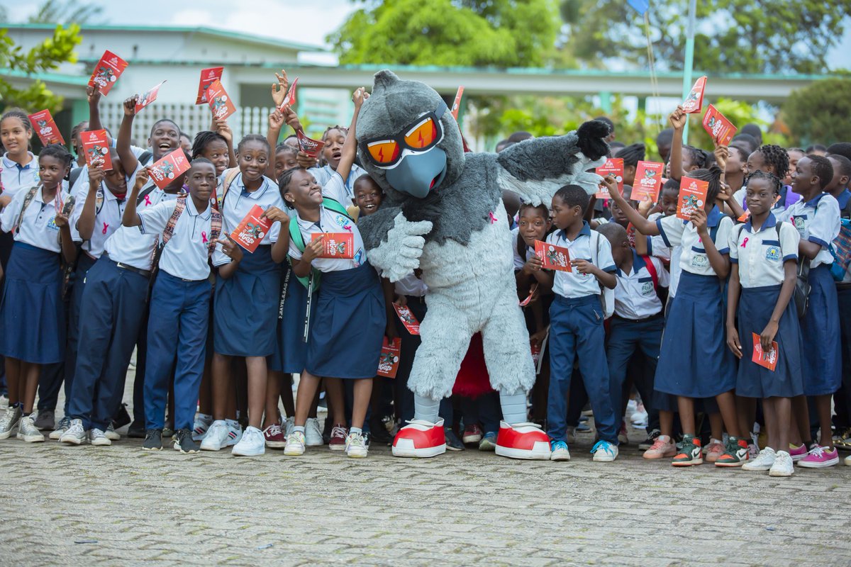 La mascotte du #RunGabon #Ngozo a offert le #Schoolbok ,aux  élèves du Lycée National Léon MBA, Lycée Paul Indjendjet Gondjout et du  CES Ange MBA 2022,aux cotés de la Vice Présidente de la Fondation Sylvia Bongo  Ondimba pour la Famille Dr Simone . #WeRunGabon #Gabon