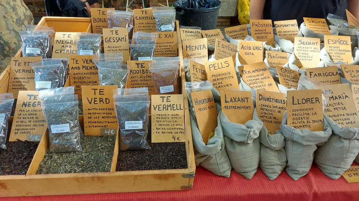 ajpremiademar's tweet photo. 🍄 Fins a les 20 h, a la plaça de l'Ajuntament trobareu la 13a Festa del Bolet
➡️ Amb exposició, venda i tastet de bolets, artesans i productes de tardor.
➡️ Organitza l'Aveca amb la col-laboració de l'Ajuntament.
#PremiàDeMar #Maresme #Bolets #AVECA #EntitatsPdM #FiresPdM https://t.co/8XmX9AUkJL