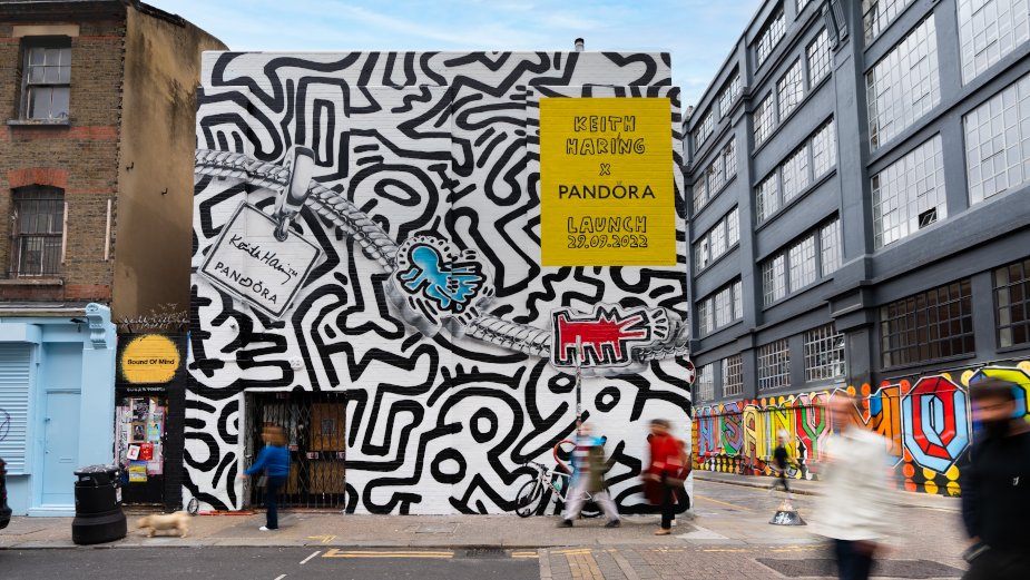 More on the huge new @Pandora_UK #KeithHaring mural on #RedchurchStreet - 🤩lbbonline.com/news/pandora-c… #streetart #eastlondon #brandmarketing