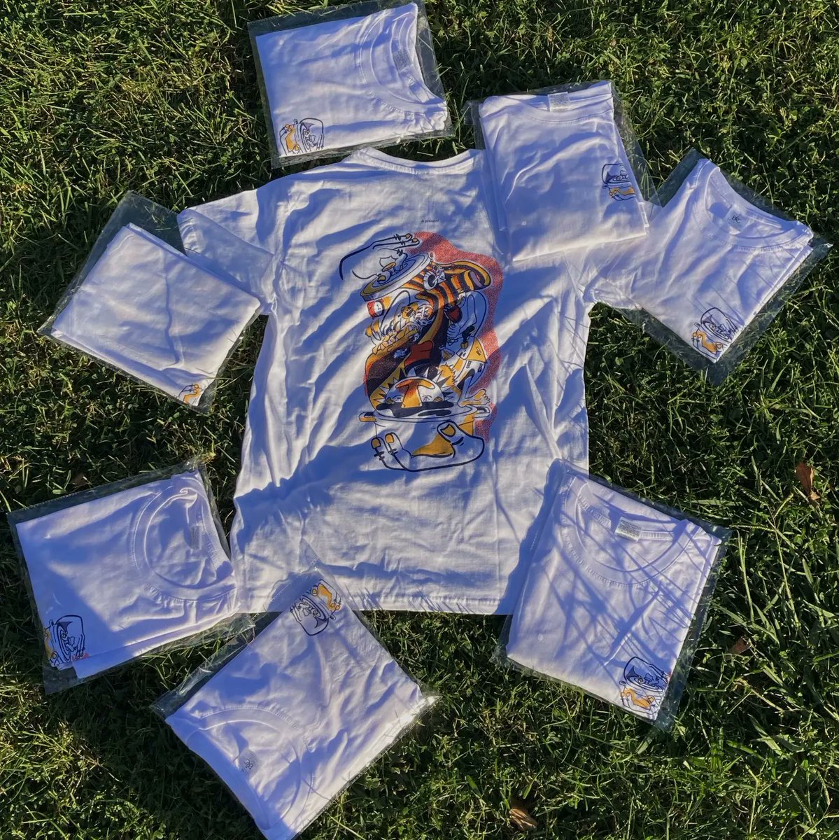 a_pressio's tweet photo. merch merch merch !!!1!1!!1!1!! el podeu comprar en concerts o enviant missatge per privat! https://t.co/Q0aDR9NTM5