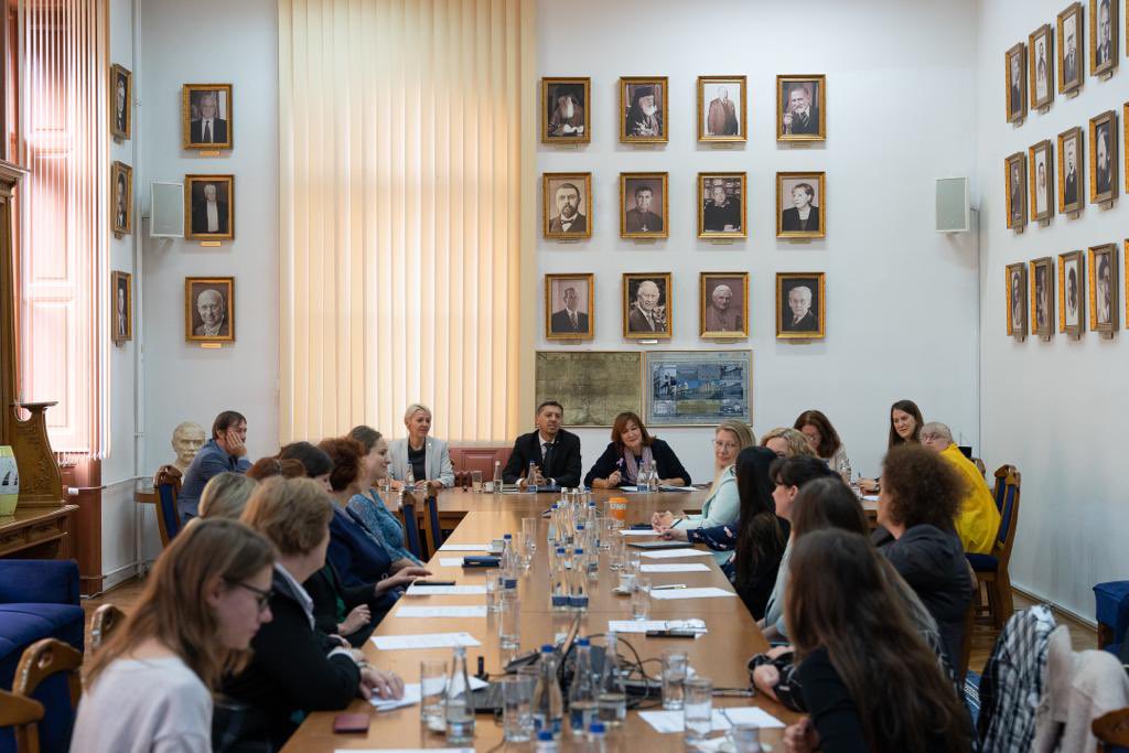 dubravkasuica's tweet photo. Impressed by the visit to Babeศ-Bolyai University (UBB) of Cluj-Napoca. Academic freedom, integrity & institutional autonomy are the backbone of higher education institutions in the EU. Academia must be supported as a vital pillar of our democracies. @UnivBabesBolyai @RCERomania https://t.co/lTXdYS9Yls