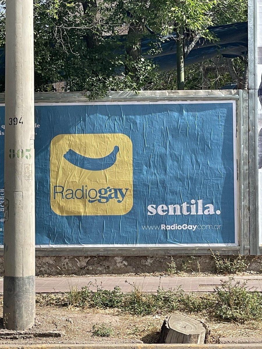 nachocastro's tweet photo. La vía pública de @RadioGayARG tiene un “no de qué que qué se yo”… #sentila 🍌 https://t.co/I8IhlCeuI4