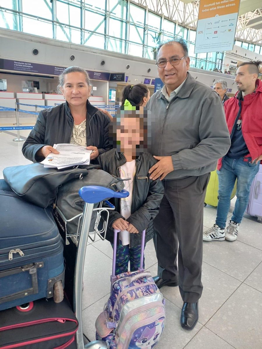 ConsuladoViedma's tweet photo. El @MRE_Bolivia realizó la repatriación a Santa Cruz-Bolivia; de la niña que quedó en orfandad por el fallecimiento de su madre víctima de feminicidio en la ciudad de Catriel de la Prov. Río Negro-Argentina 🧷Lee la nota aquí https://t.co/FNNrU6SdCY https://t.co/9f48EAhbXL