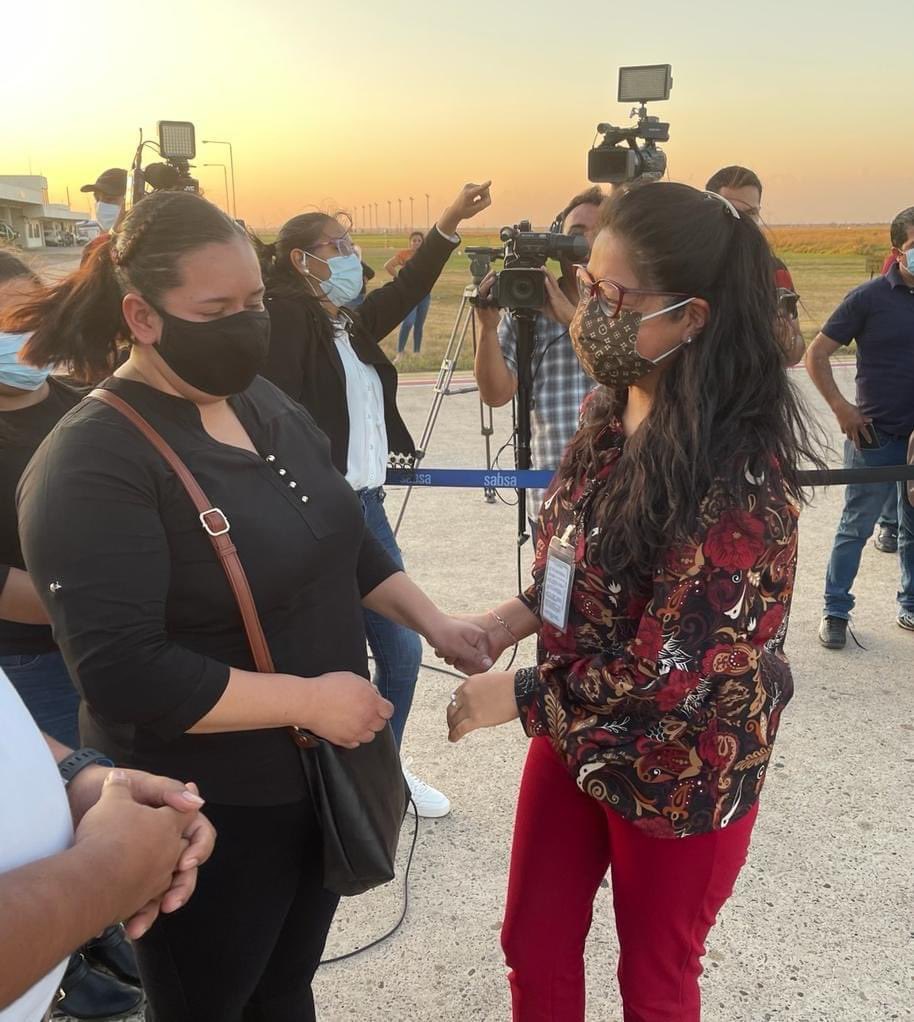 ConsuladoViedma's tweet photo. El @MRE_Bolivia realizó la repatriación a Santa Cruz-Bolivia; de la niña que quedó en orfandad por el fallecimiento de su madre víctima de feminicidio en la ciudad de Catriel de la Prov. Río Negro-Argentina 🧷Lee la nota aquí https://t.co/FNNrU6SdCY https://t.co/9f48EAhbXL