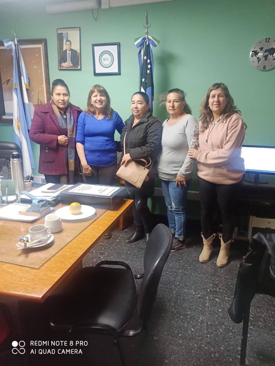 ConsuladoViedma's tweet photo. El @MRE_Bolivia realizó la repatriación a Santa Cruz-Bolivia; de la niña que quedó en orfandad por el fallecimiento de su madre víctima de feminicidio en la ciudad de Catriel de la Prov. Río Negro-Argentina 🧷Lee la nota aquí https://t.co/FNNrU6SdCY https://t.co/9f48EAhbXL