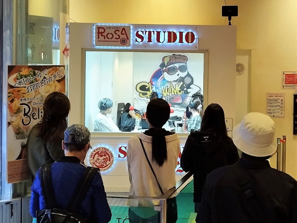 keisei_rosa's tweet photo. 【#SKYWAVEFM #京成ローザ スタジオ 🎙️公開収録のお知らせ】

10/16(日) 15:30～16:30 
「セットラウンドリー島﨑淳のブラララジオ」
MC：#島﨑淳、ゲスト：#竹本勝紀（#銚子電鉄 社長） https://t.co/lKx0MYF1EV