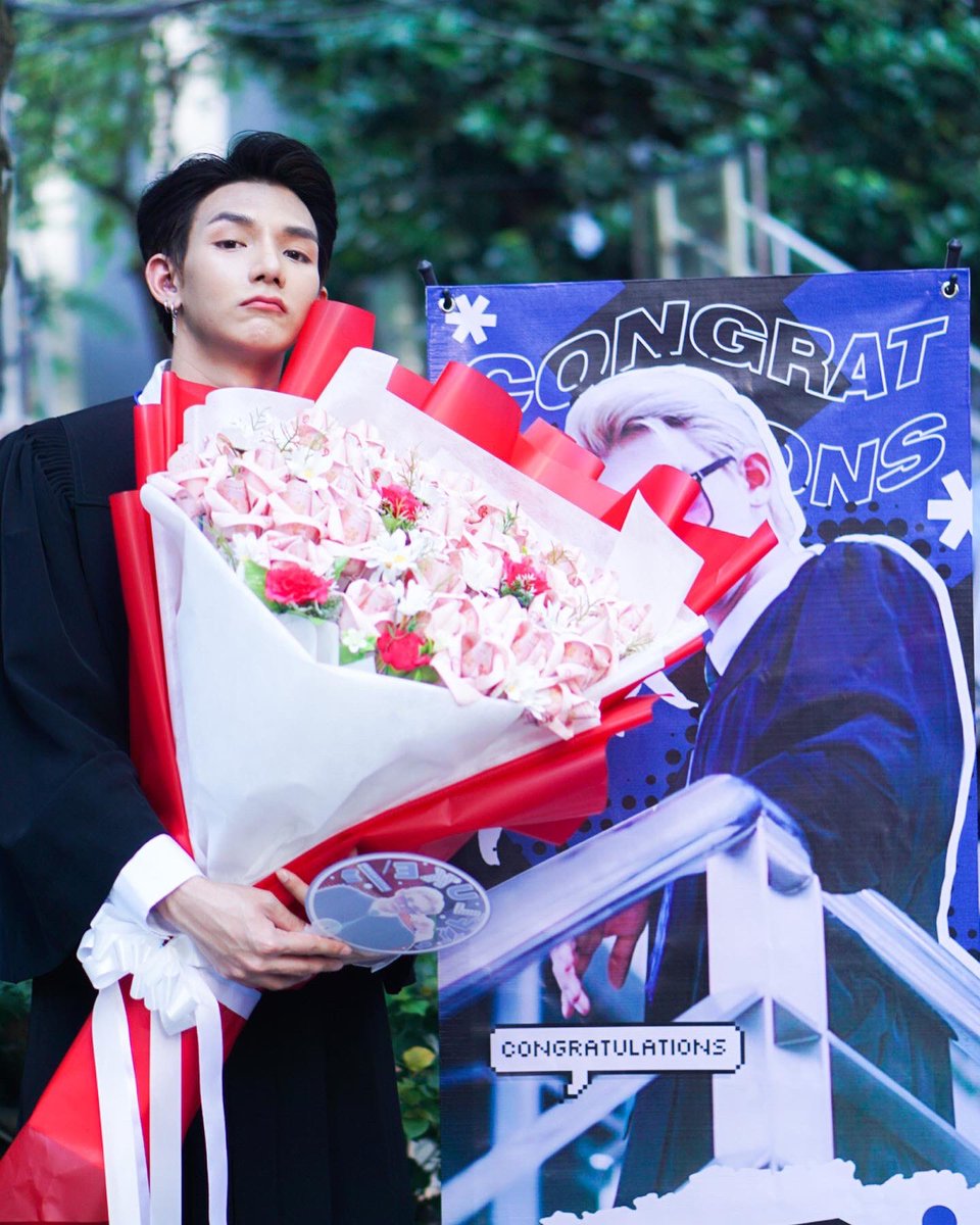 NitithornStory's tweet photo. 💙ป๋มจบแล้วฮะ🎓

#flukeniti 
#บัณฑิตป้ายแดง🎓 https://t.co/YT0D0VIqIa