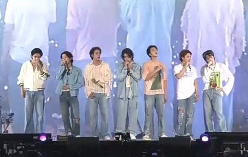 hoscass's tweet photo. momentos mais icônicos do show dos meninos; a thread https://t.co/tF1J5UZWt1