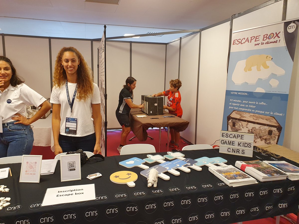 CNRS_DR20's tweet photo. Ça y est c'est parti pour le #VSI2022 durant ce week-end de Fête de la science #FDS2022 à @antibes_jlp les Pins...au programme le petit robot Bathybot de la #DTINSU, Escape Box sur le #climat
Expositions #metiersdelascience #larechercheazureenneenimages #LesDecodeusesdunumerique https://t.co/EuMihaBZ9U