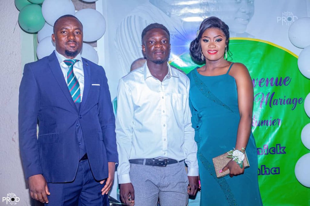 Kitwachris2's tweet image. Photo souvenir moi et mon grand frère lors de son mariage coutumière