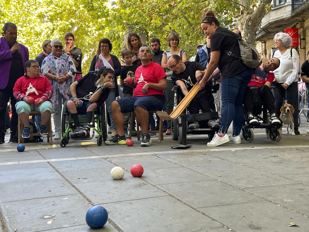 🥎🙌 L'esport inclusiu, protagonista aquest matí al Passeig Pere III de #Manresa

📸 Una quinzena d'entitats mostren la seva tasca per conscienciar i fomentar l'esport adaptat, amb activitats lúdiques per a tothom!

🤝 Jornada organitzada per <a href="/FoundationOnat/">ONAT Foundation</a> i l'Ajuntament