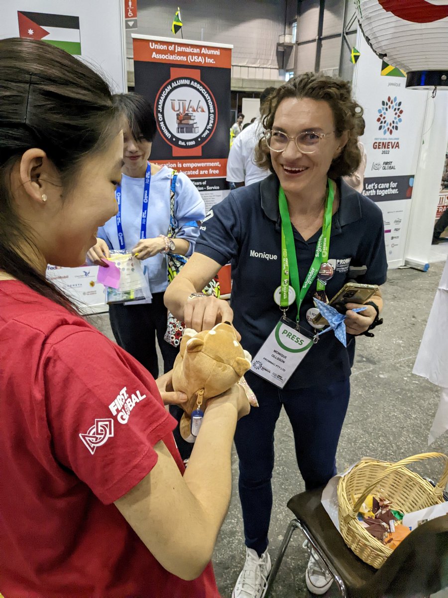 momiagematsuge's tweet image. 甘噛みハムハム大人気！ハムハムされるとみんな笑顔になる！！すげー！
甘噛みハムハムは指を入れるとハムハムしてくれるぬいぐるみロボットです。
Made by @yukaikk ユカイ工学
技術メンター花守さんの会社のプロダクト！
#firstglobalchallenge 
#FGCteamJapan 
#FGC2022Geneva 
#ロボコン