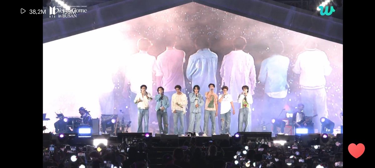 elellin14's tweet photo. Huaaaa, gue anggep konser BTS di Busan kali ini (walaupun gue cmn nnton online) is my birthday gift ...

Thankyouu Bangtan, for the amazing concert 🥰🥰🤗 https://t.co/oVDCOhOgdY