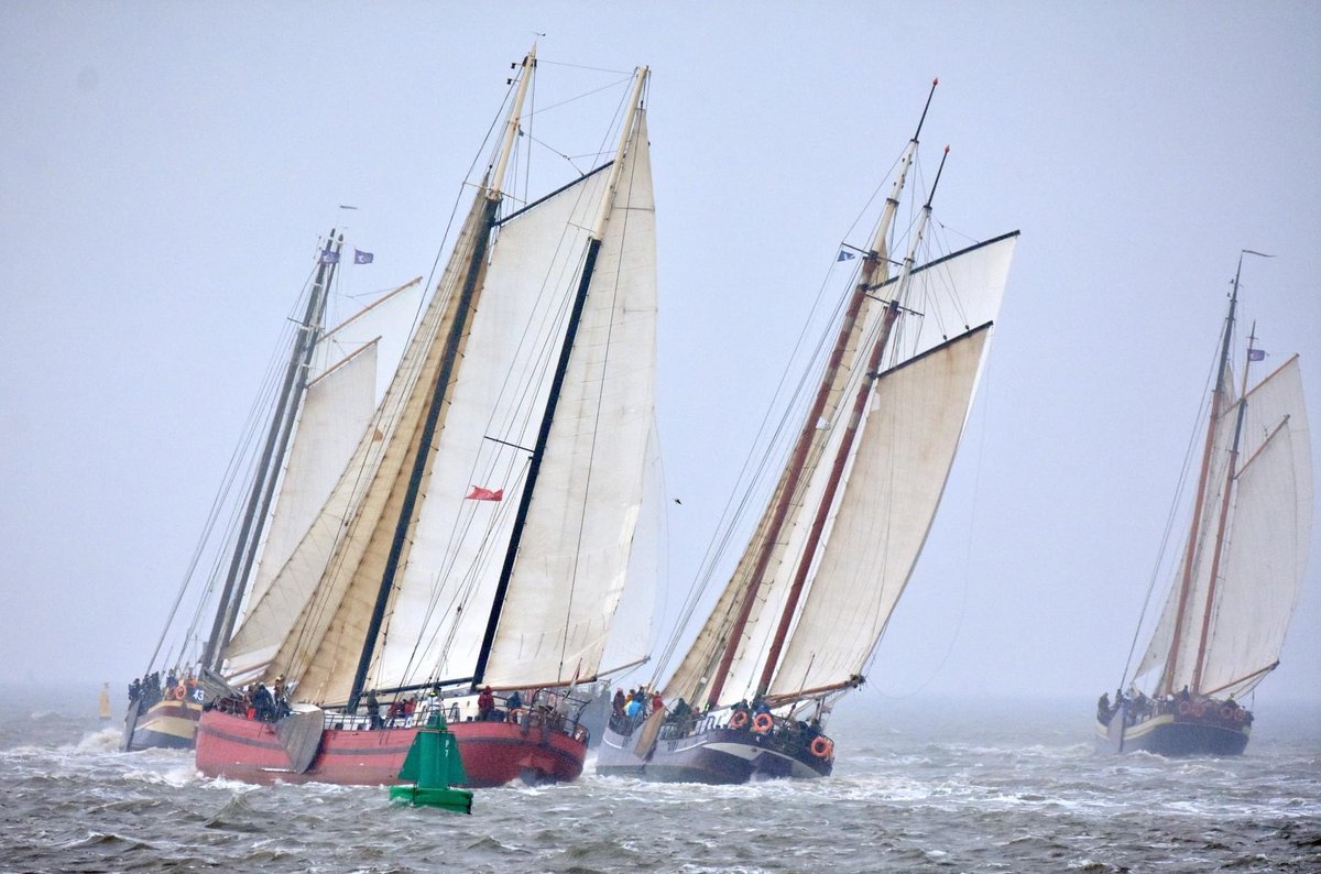 Douwe en Fulco bij de single en duohandled zeilrace in lelystad, van de organisatie een bedrag gekregen voor een nieuw overlevingspak. Top. En aanwezig bij de kuiper brandaris zeilrace. #bruinevloot #charterschip #zeilen #wadden #terschelling