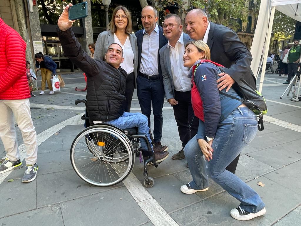 📸 L'alcalde <a href="/marc_aloy/">Marc Aloy Guàrdia 🎗</a>, el regidor <a href="/ToniMassegucalv/">Toni Massegú</a>, el president de <a href="/FoundationOnat/">ONAT Foundation</a> Francesc Colomé i el representant del Consell Català <a href="/esportcat/">Esports</a>, Josep March, han visitat els estands i han pogut conèixer i experimentar les activitats practicades per persones amb discapacitat