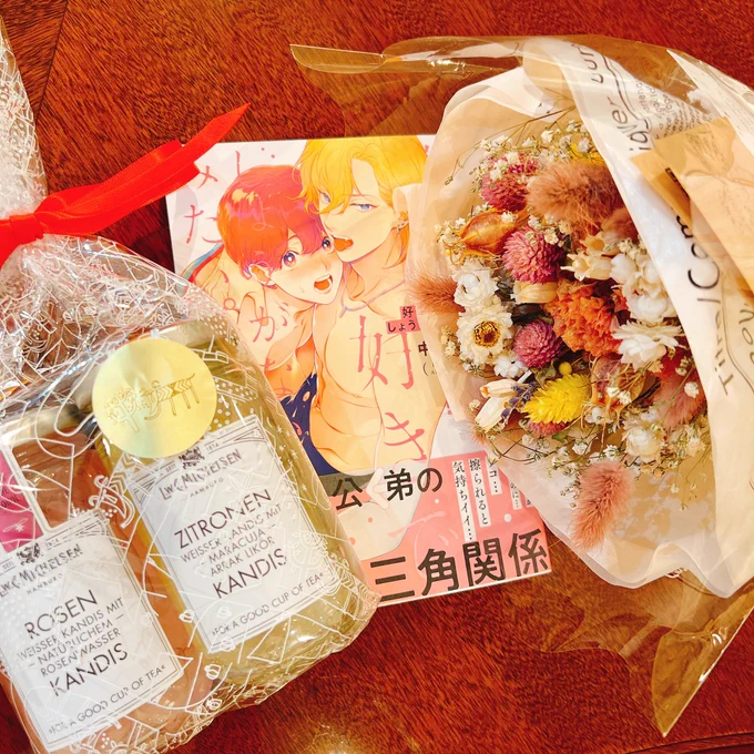 コミックス発売のお祝いをノビノニウム先生と藤村まりな先生にして頂きました…コミックスイメージのブーケとルイミツカラーのキャンディス嬉しすぎて震える、、、2人ともありがとう〜〜!!!!!! 