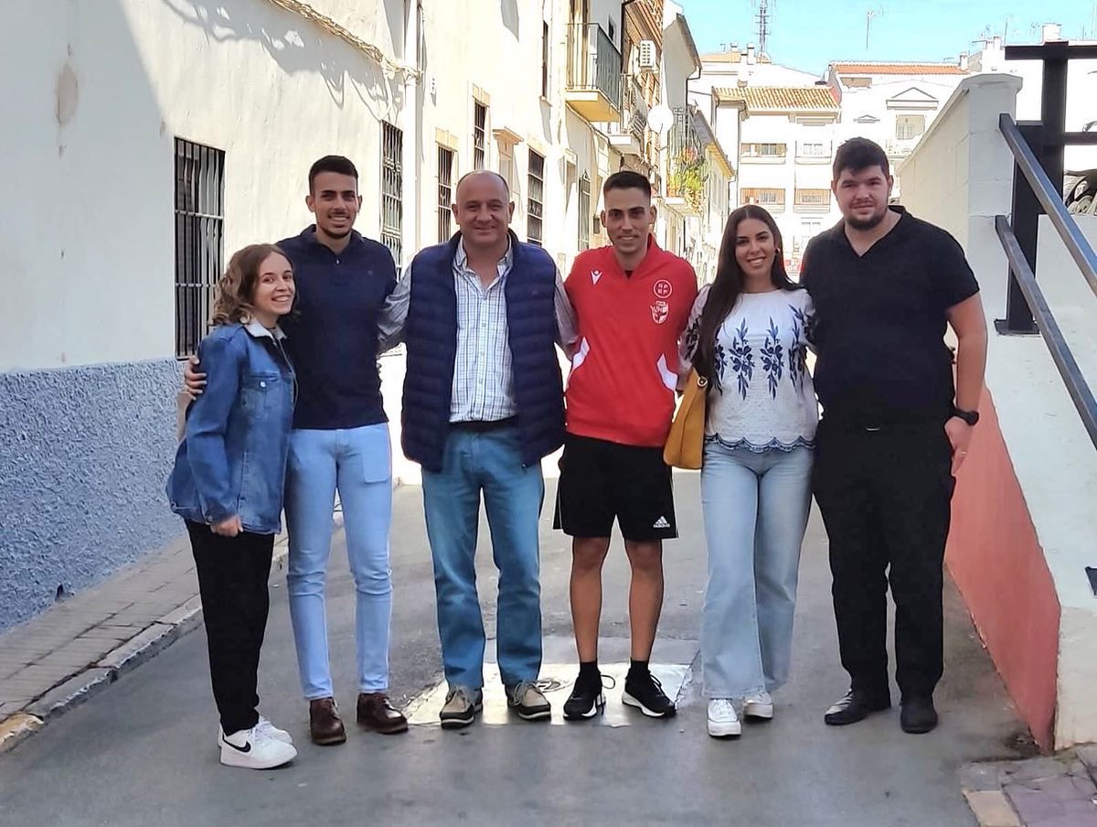 jsaderonda's tweet photo. 🌹Hoy hemos desayunado con nuestro candidato a la alcaldía, Paco Cañestro.
❤️ Hemos mantenido una reunión productiva abordando los temas de interés que preocupan a la juventud, así como futuros proyectos que demandan el colectivo juvenil.
#JóvenesEnMovimiento
#PacoAlcalde https://t.co/gkqSJBs3Ru