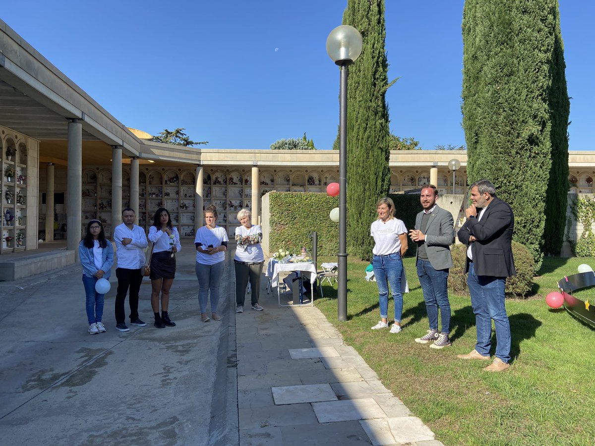 ercpaeria's tweet photo. L’espai #Empremtes del cementiri de #Lleida acull l’acte de commemoració al dol gestacional, perinatal i neonatal, organitzat per @suportaldol 🤍 El regidor @ignasiamor ha destacat la importància que tenen les institucions en crear espais de pau per viure tots els tipus de dol 🕯 https://t.co/6SZjDPy51T