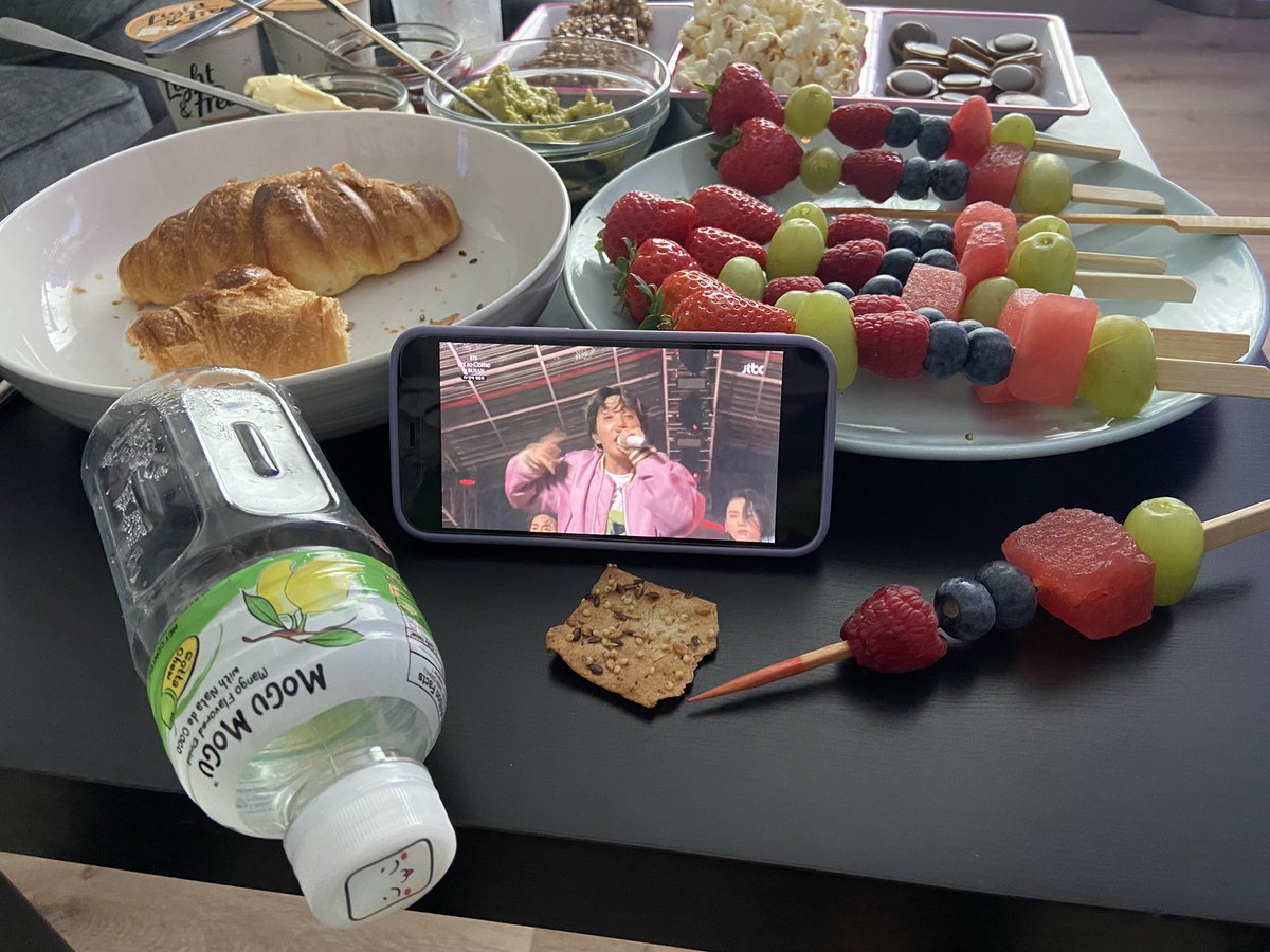 JenScotlandBTS's tweet photo. How it                                           How it’s 
started                                          going https://t.co/WoajbrUvb3