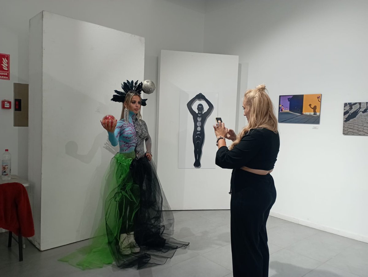 Christodriguez's tweet photo. A pesar de escribir en prensa, tener una novela publicada y camino de la segunda, es indescriptible la sensación de participar en expo "Umbra", junto a compañer@s de la Asociación Cultural de Artistas, ARTIS, inaugurada en la Sala Manolo Mherc de @villadeingenio. Eternas gracias. https://t.co/ZpuIoBaYkB