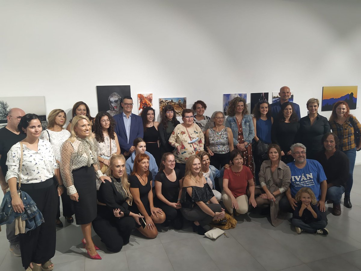 A pesar de escribir en prensa, tener una novela publicada y camino de la segunda, es indescriptible la sensación de participar en expo "Umbra", junto a compañer@s de la Asociación Cultural de Artistas, ARTIS, inaugurada en la Sala Manolo Mherc de <a href="/villadeingenio/">Ayuntamiento de Ingenio</a>. Eternas gracias.