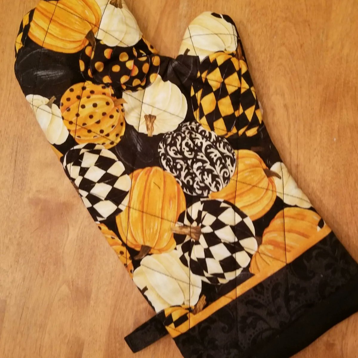 AlyCatCreations's tweet photo. Get ready for autumn parties! Oven mitt &amp; coasters to set the theme. #etsyseller #etsyshop #etsy #EtsyEmail #halloween #thanksgiving #Autumn #autumndecor #autumnparty #autumnkitchen #drinks #coasters #ovenmitts #halloweendecor #bats #witcheshat #mugrug https://t.co/CkMURg8lBW https://t.co/jSe6bA3VFY