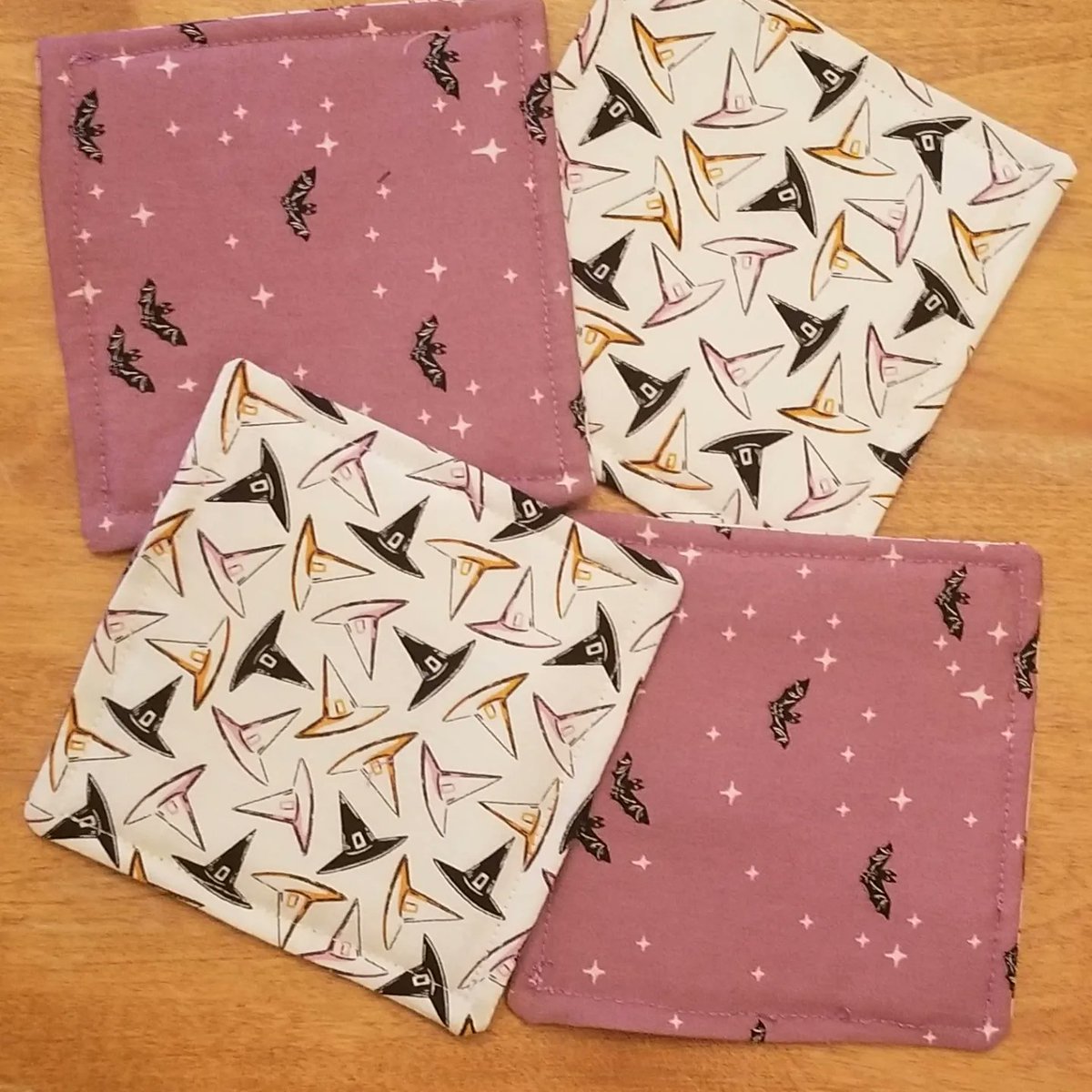 AlyCatCreations's tweet photo. Get ready for autumn parties! Oven mitt &amp; coasters to set the theme. #etsyseller #etsyshop #etsy #EtsyEmail #halloween #thanksgiving #Autumn #autumndecor #autumnparty #autumnkitchen #drinks #coasters #ovenmitts #halloweendecor #bats #witcheshat #mugrug https://t.co/CkMURg8lBW https://t.co/jSe6bA3VFY