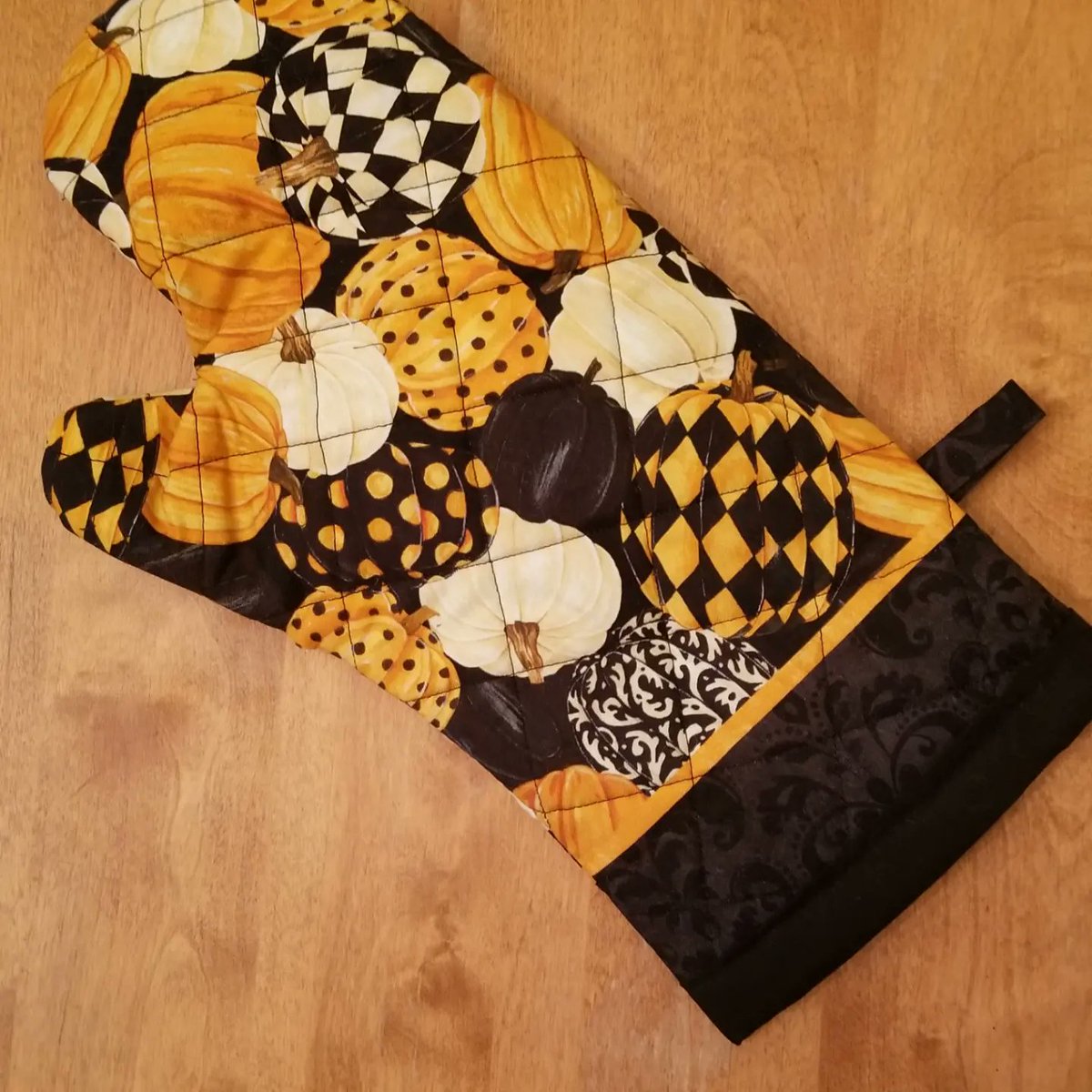 AlyCatCreations's tweet photo. Get ready for autumn parties! Oven mitt &amp; coasters to set the theme. #etsyseller #etsyshop #etsy #EtsyEmail #halloween #thanksgiving #Autumn #autumndecor #autumnparty #autumnkitchen #drinks #coasters #ovenmitts #halloweendecor #bats #witcheshat #mugrug https://t.co/CkMURg8lBW https://t.co/jSe6bA3VFY