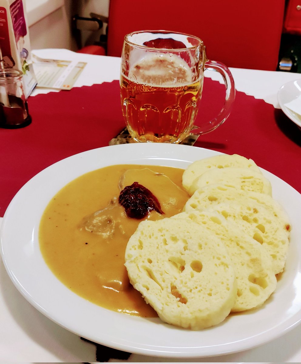 StefanEngel's tweet photo. Ein Hoch auf die @ceskedrahy_ und ihre Speisewagen. ❤️ @_DiningCar
#EC175 #Berlin #Dresden https://t.co/WYO333tIEX