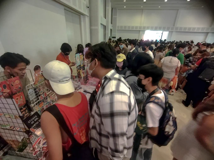 oyaaaaa      lov u pretty art people at stickercon MNL  