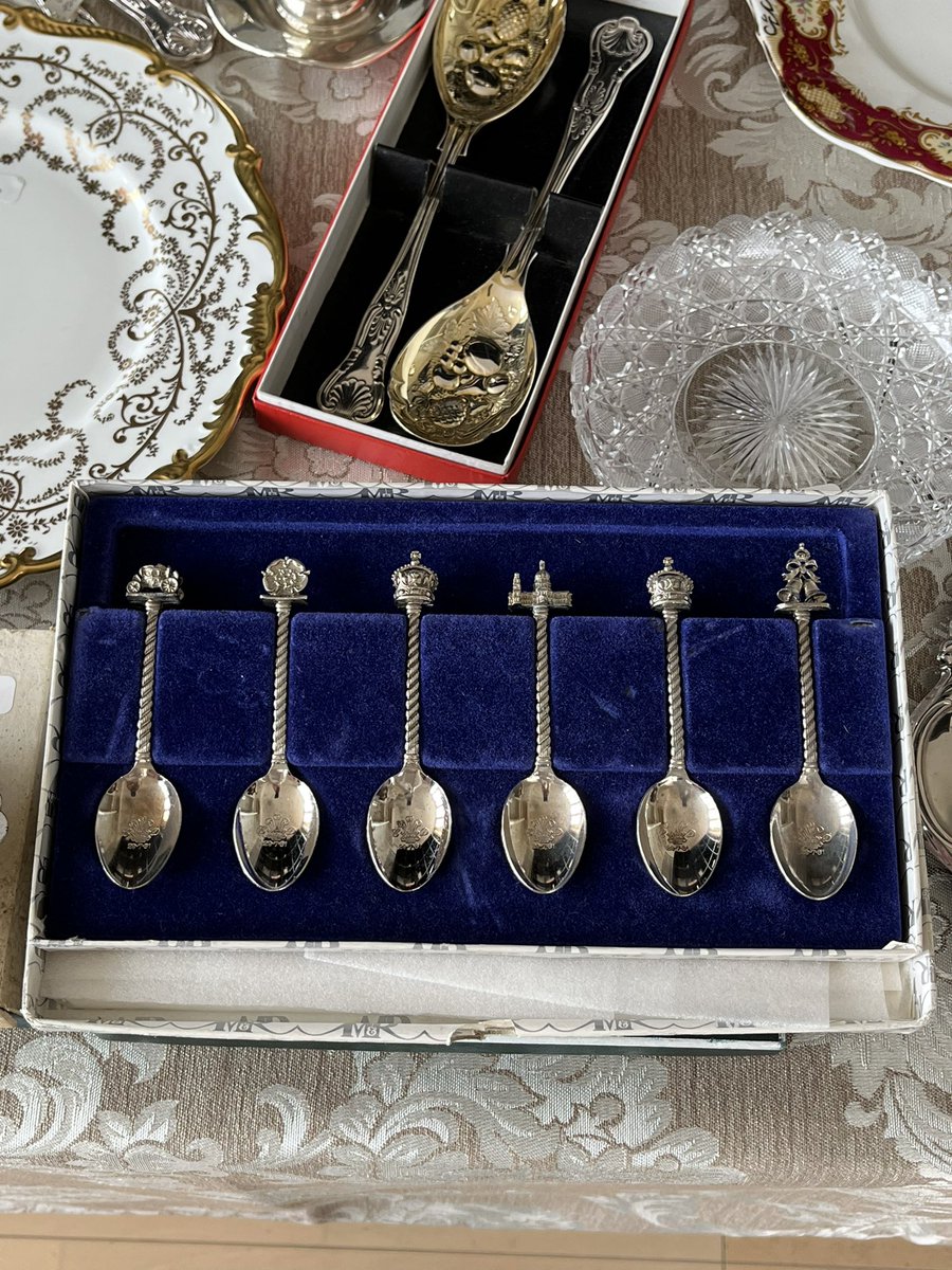 結婚式の日付29.7.81（81年7月29日）にプリンス・オブ・ウェールズの紋章。チャールズとダイアナの結婚のお祝いの品だね。ヘッドにチューダーローズ🌹王冠、馬車、ウェディングベルに…セントポール大聖堂✨セントポール大聖堂で式を挙げたからかな🤔 