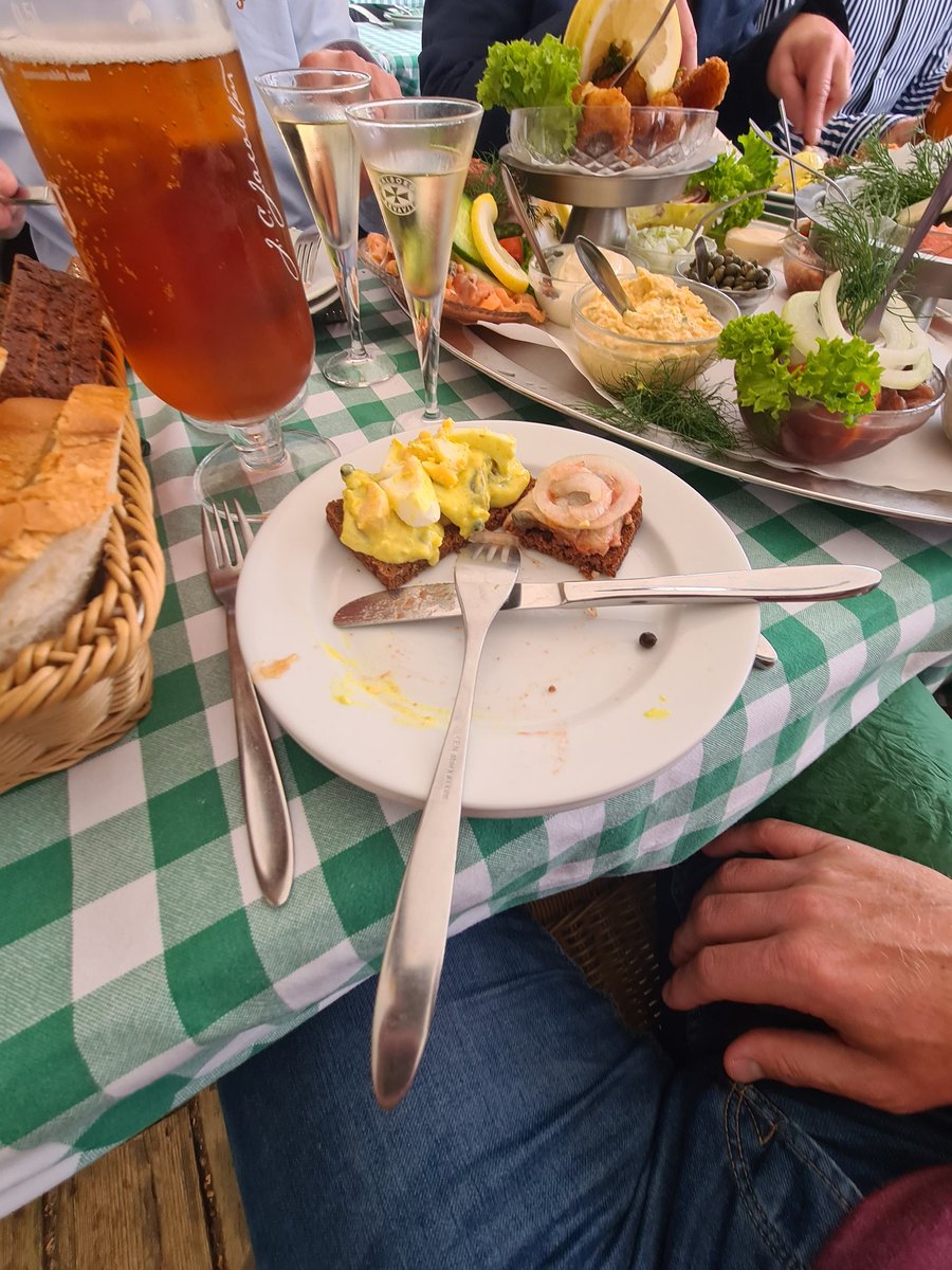 moellerthomas3's tweet photo. Kom hjem fra Kreta i går eftermiddags, direkte til The Cure koncert i går aftes, og nu Kanal Caféen med fodboldgutterne, det kan kun ende ét sted 😂😂🙈🍻 #hapshapshaps https://t.co/iRLQXmpTc1