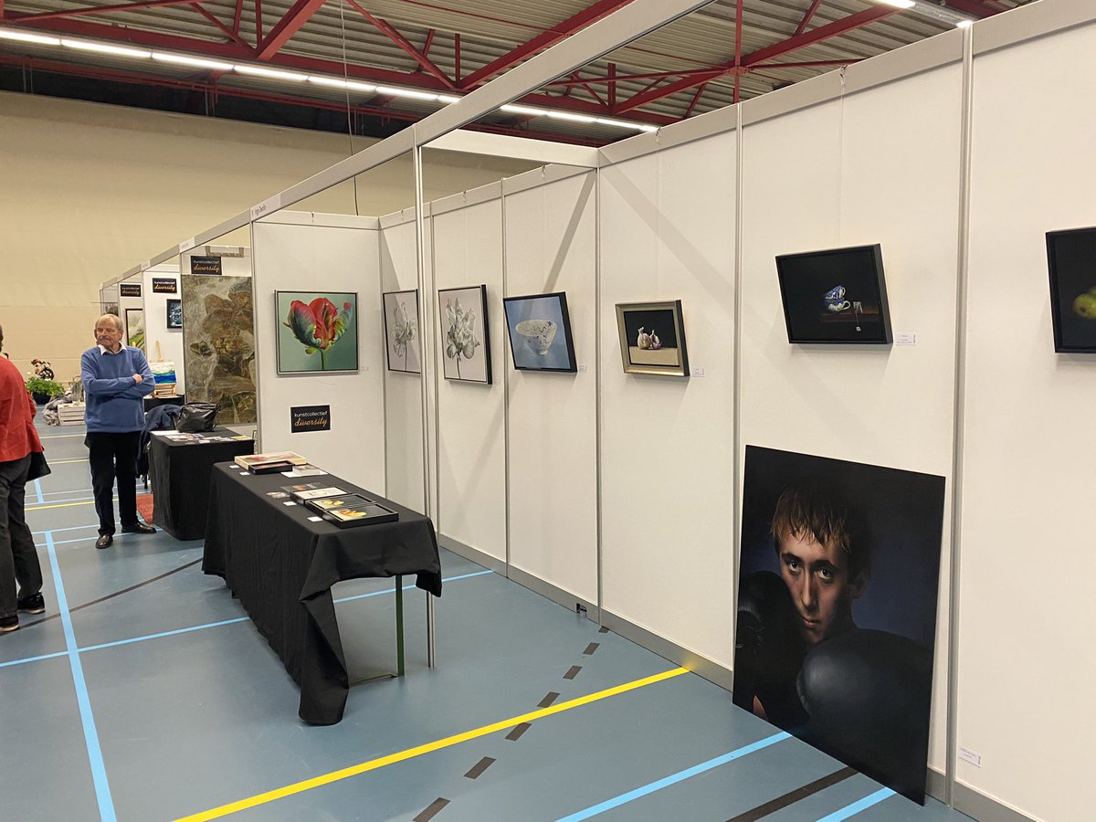 SjoerdWannet's tweet photo. Zutphen, en omgeving, is rijk aan kunstenaars. 

Vanochtend opende ik de kunstbeurs in de Hanzehal. Nog het hele weekend is te genieten van ruim 60 kunstenaars die hun werk laten zien. 

Een mooie toevoeging aan het culturele klimaat in Zutphen. https://t.co/Vtt3XctsQ3