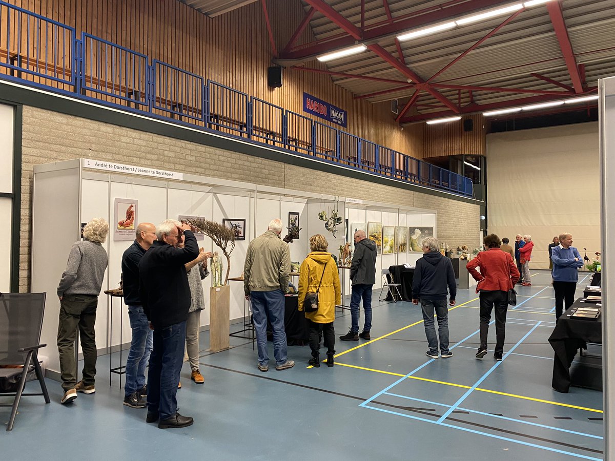 SjoerdWannet's tweet photo. Zutphen, en omgeving, is rijk aan kunstenaars. 

Vanochtend opende ik de kunstbeurs in de Hanzehal. Nog het hele weekend is te genieten van ruim 60 kunstenaars die hun werk laten zien. 

Een mooie toevoeging aan het culturele klimaat in Zutphen. https://t.co/Vtt3XctsQ3