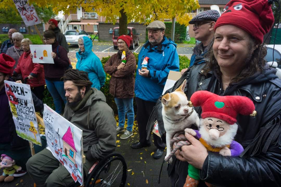 PVDAsintniklaas's tweet photo. Vandaag lanceerden we ons tienpuntenplan om de wooncrisis in Sint-Niklaas aan te pakken met een kabouteractie aan de hoofdzetel van de huisvestigingsmaatschappij SNMH. Een kabouter zet je in je tuin, mensen geef je een (t)huis. Ontdek onze voorstellen: https://t.co/BThKVlbjob https://t.co/gSs95uLeml