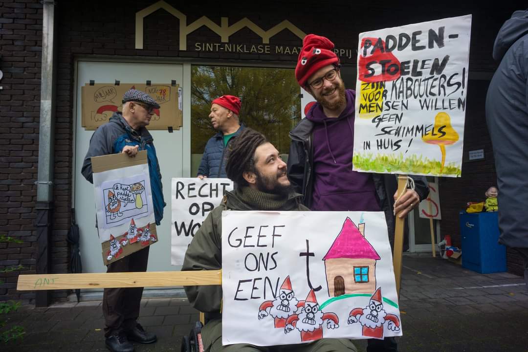 PVDAsintniklaas's tweet photo. Vandaag lanceerden we ons tienpuntenplan om de wooncrisis in Sint-Niklaas aan te pakken met een kabouteractie aan de hoofdzetel van de huisvestigingsmaatschappij SNMH. Een kabouter zet je in je tuin, mensen geef je een (t)huis. Ontdek onze voorstellen: https://t.co/BThKVlbjob https://t.co/gSs95uLeml