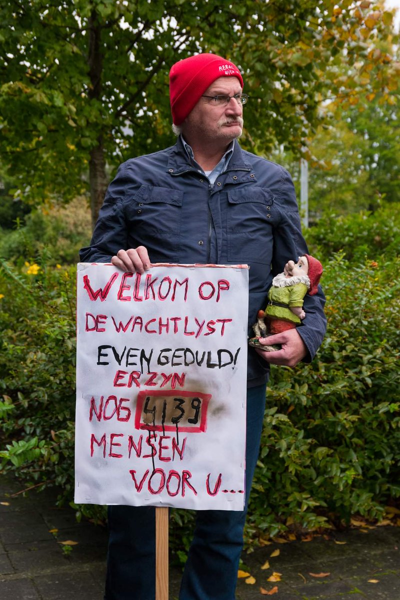 PVDAsintniklaas's tweet photo. Vandaag lanceerden we ons tienpuntenplan om de wooncrisis in Sint-Niklaas aan te pakken met een kabouteractie aan de hoofdzetel van de huisvestigingsmaatschappij SNMH. Een kabouter zet je in je tuin, mensen geef je een (t)huis. Ontdek onze voorstellen: https://t.co/BThKVlbjob https://t.co/gSs95uLeml
