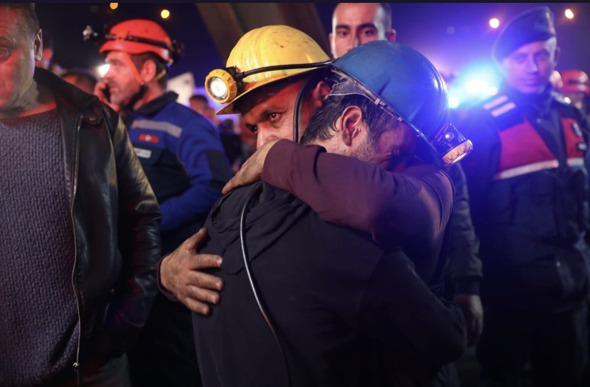 Saygıyı en çok hak eden emekçilerimiz.  Zor şartlarda evine ekmek götürmek için gün ışığından yoksun, her saniyesi karanlık olan saygı duyulası emekçiler. Yolunuz güneşli, ışıklı olsun. 
#BartınMaden #madenocağı #bartinamasra
