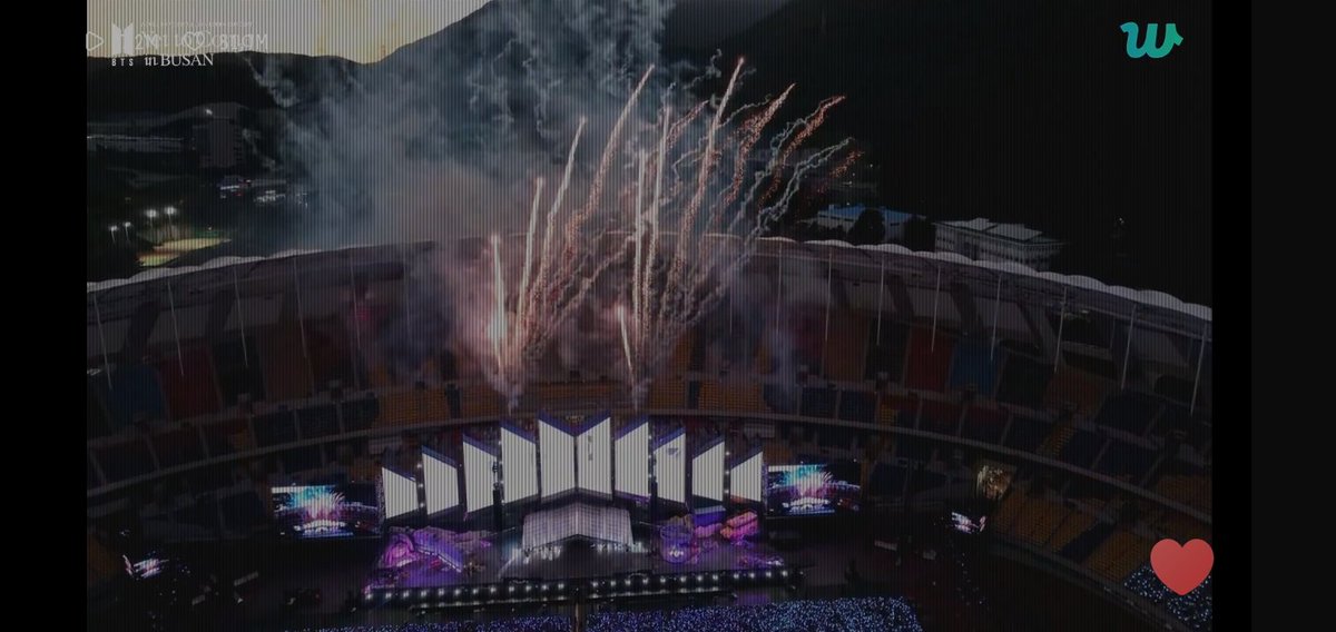 Tinatembem1's tweet photo. #YetToCome_on_Weverse_LIVE 
#YetToComeinBUSAN https://t.co/7h8QbJuU1a
